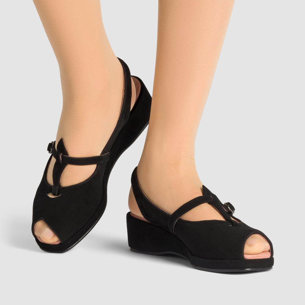 【新品未使用】CROOKED HOLE SANDAL Ameri vintage Betty Vintage Sandals (Black Suede) – American Duchess