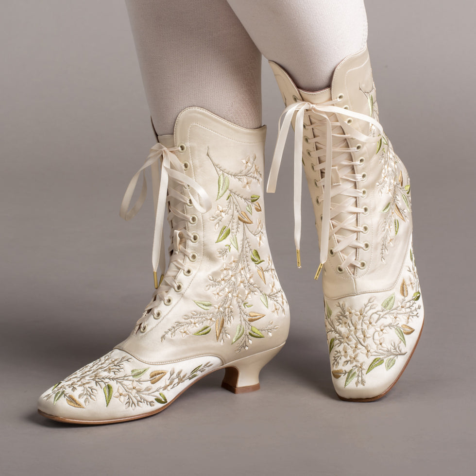 BLACK EMBROIDERED FLOWERS ON FUR BOOTS